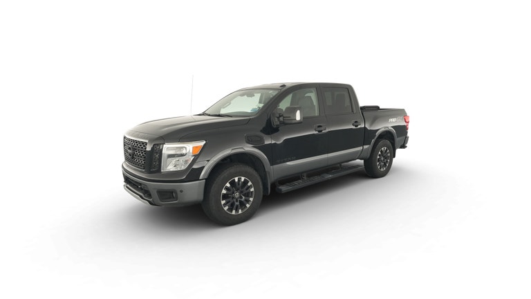 2017 Nissan Titan Crew Cab vehicle photo
