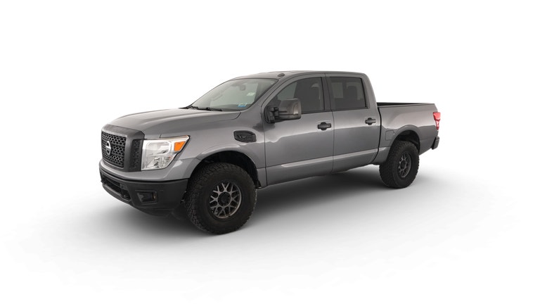 2017 Nissan Titan Crew Cab vehicle photo
